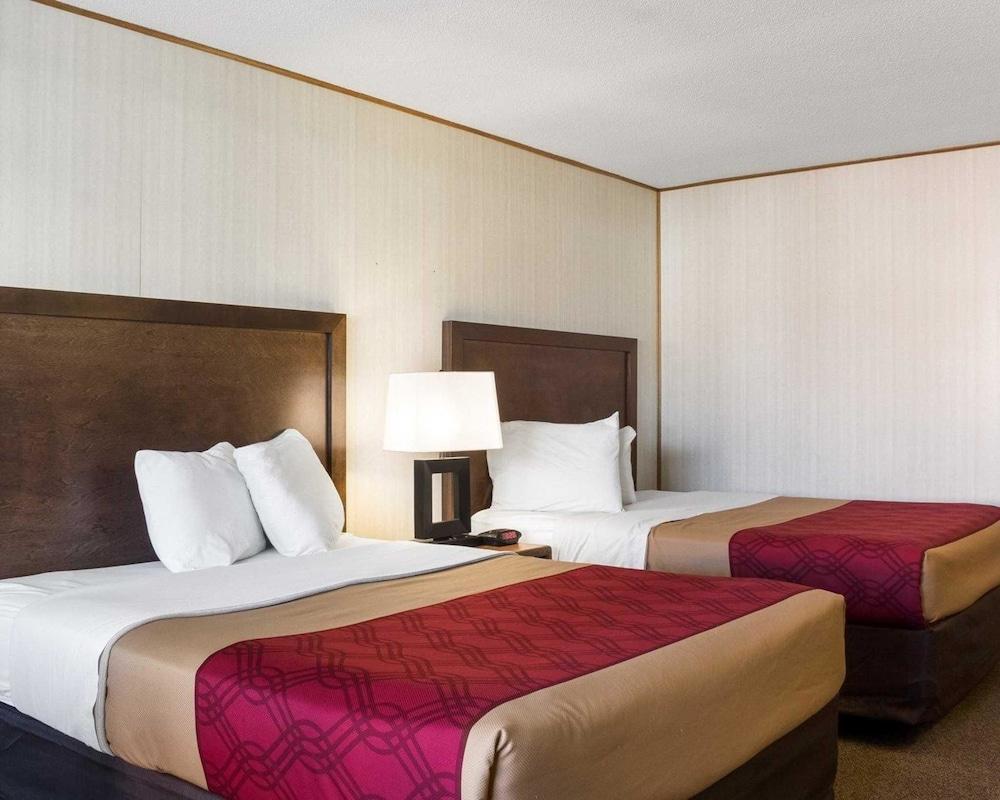Econo Lodge Wall Bagian luar foto