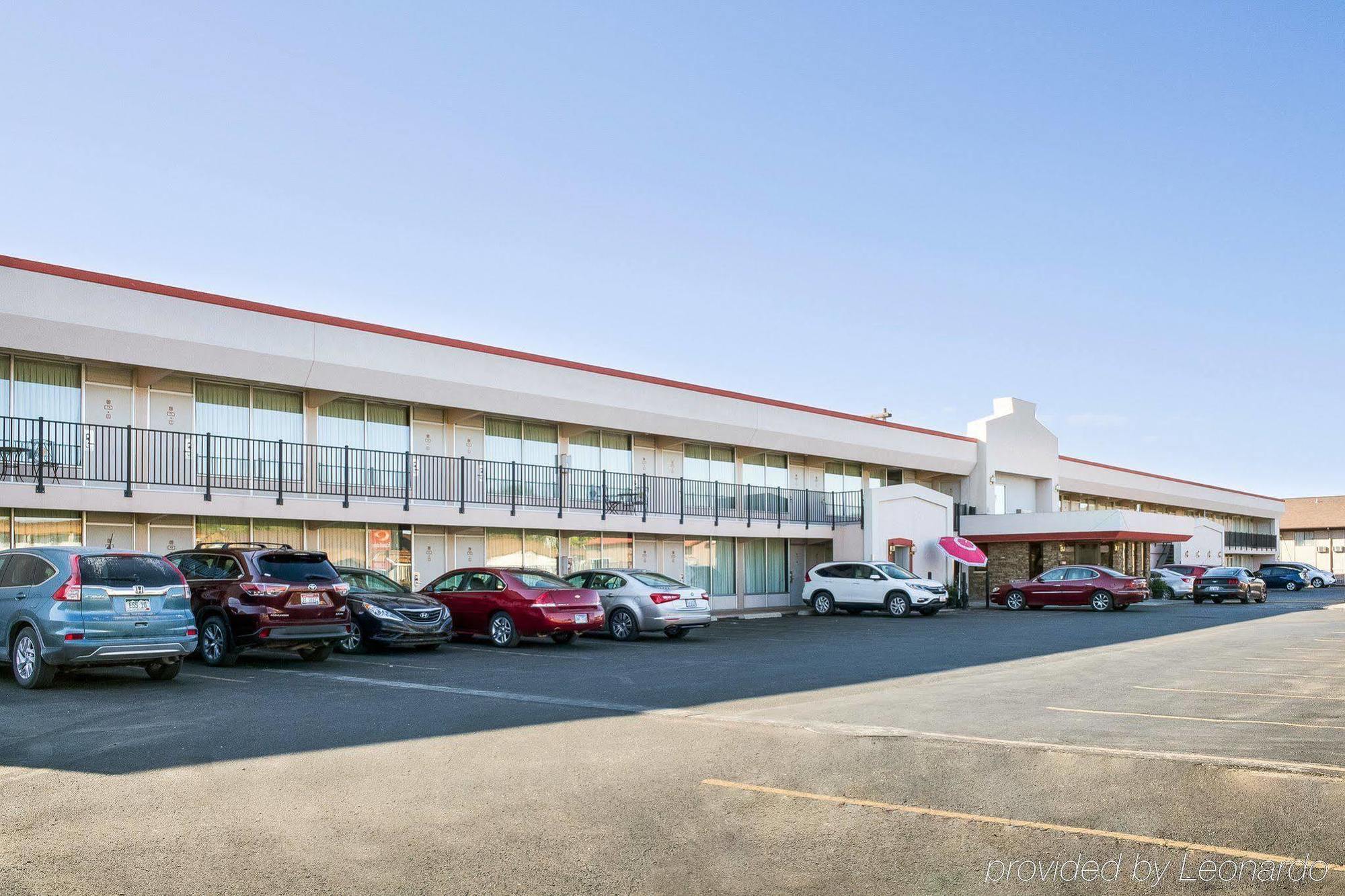Econo Lodge Wall Bagian luar foto