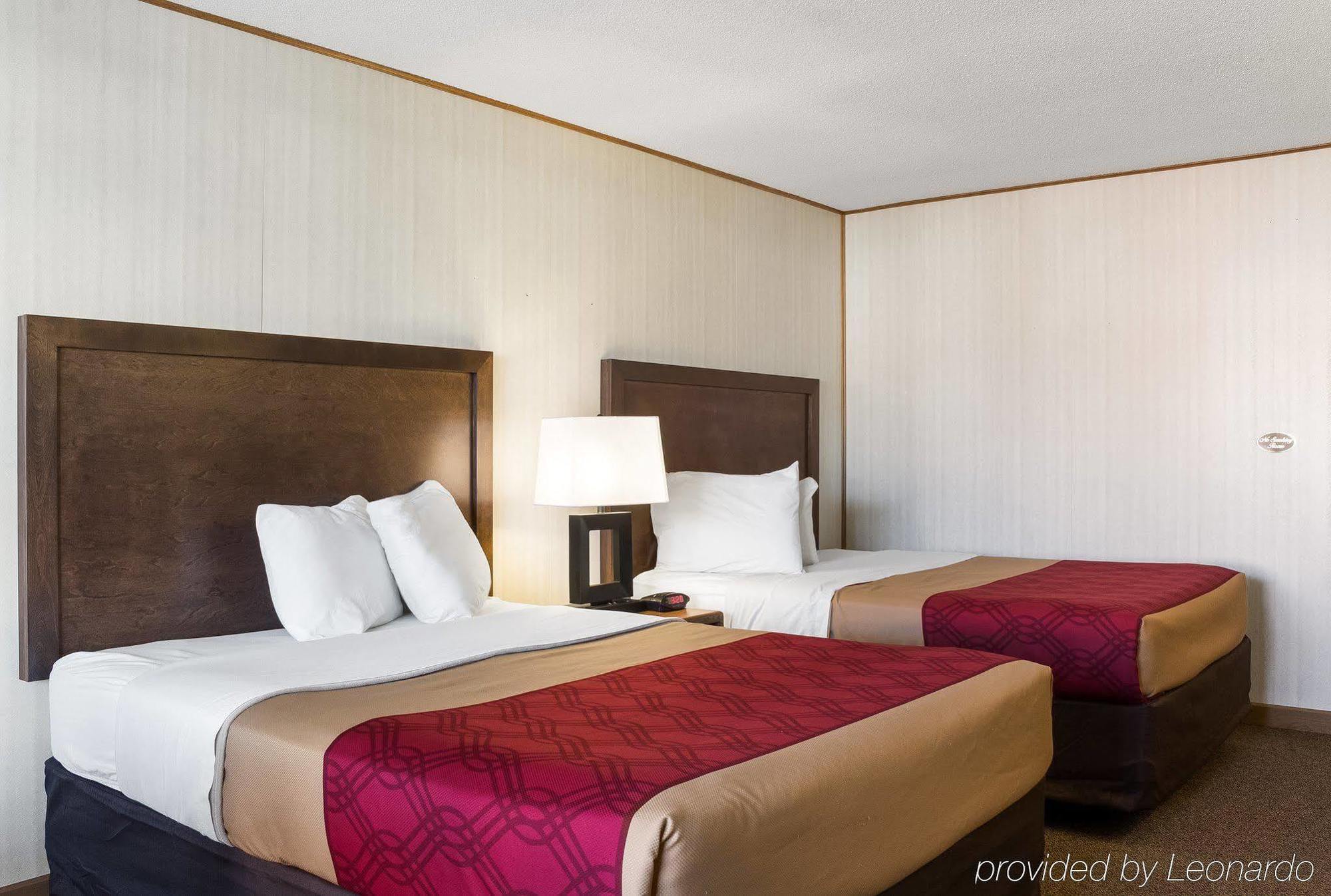 Econo Lodge Wall Bagian luar foto