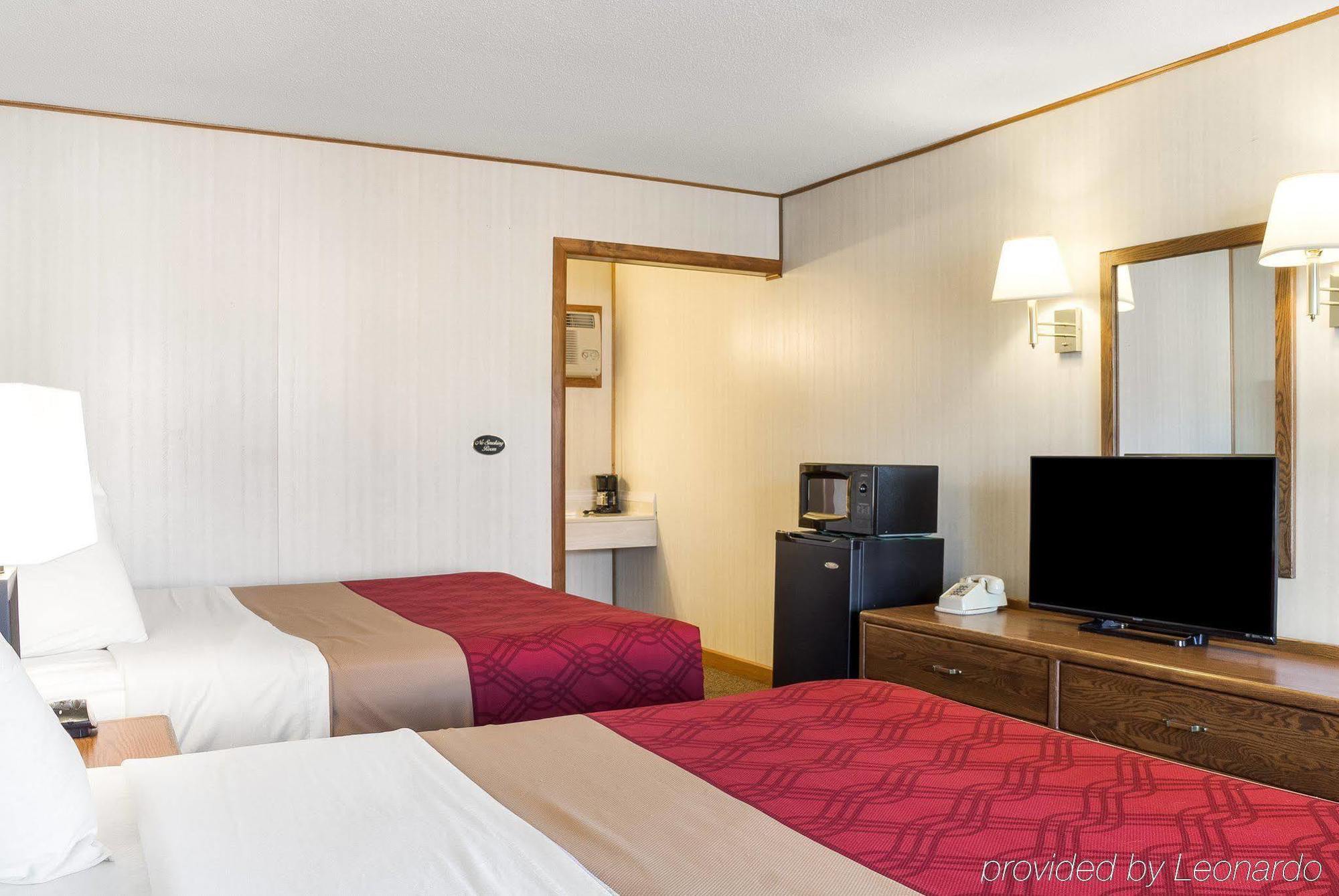 Econo Lodge Wall Bagian luar foto