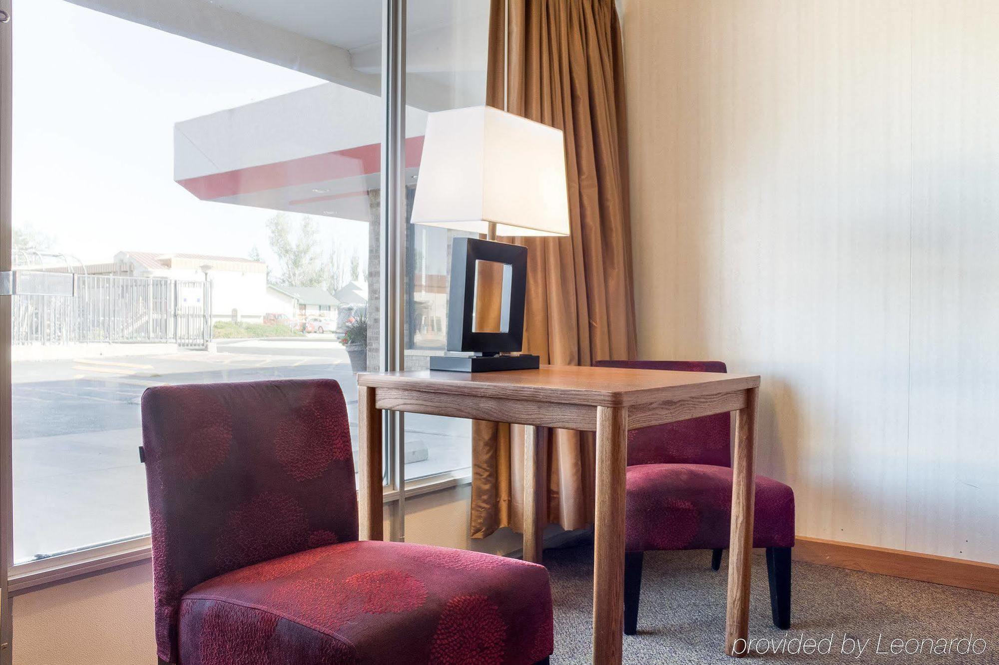 Econo Lodge Wall Bagian luar foto