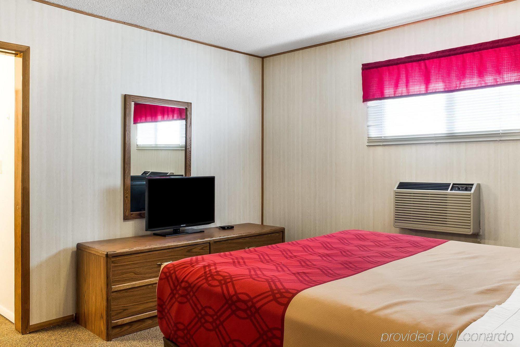 Econo Lodge Wall Bagian luar foto